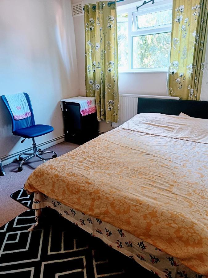 Comfortable Double Bedroom In London ホーンチャーチ エクステリア 写真